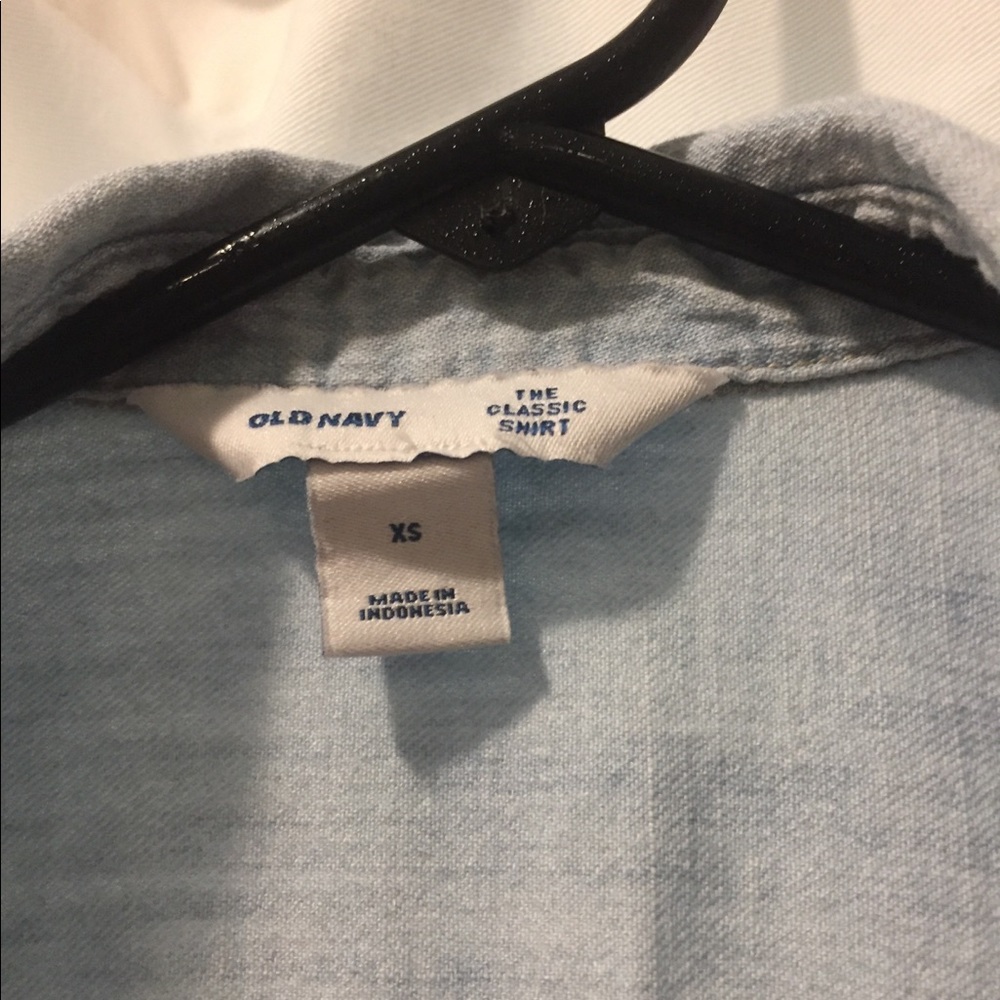 Simple button up - Picture 3 of 3
